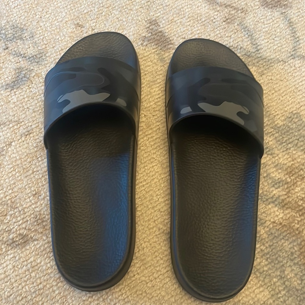 Mens size 13 Valentino sliders-dark multi cam